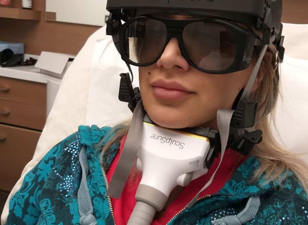 Sculpture du visage en éliminant ou en ajoutant des dépôts graisseux sous la peau